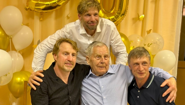 Auväärne Ants Joonas 90 aasta juubeli pidustustel koos oma endiste õpilastega, kes on tänaseks päevaks ka tema parimad sõbrad. Tagareas Timo Palo, eest vasakult Margus Ader, Ants Joonas ja Janno Prants. Foto: ERAKOGU